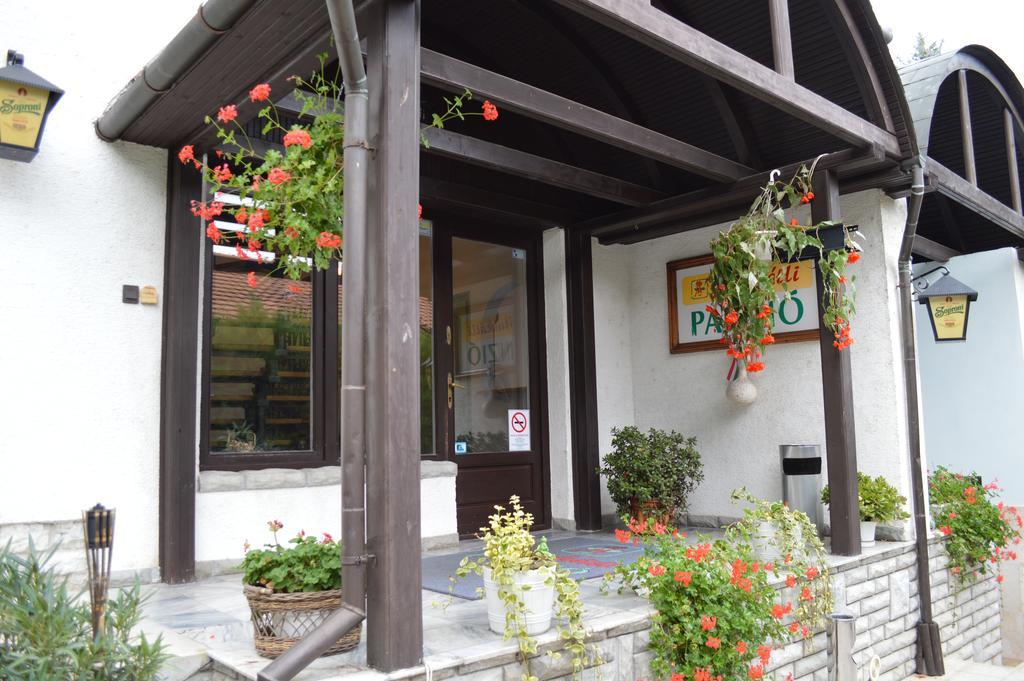 ジュール Muskatli Panzio Bed & Breakfast エクステリア 写真